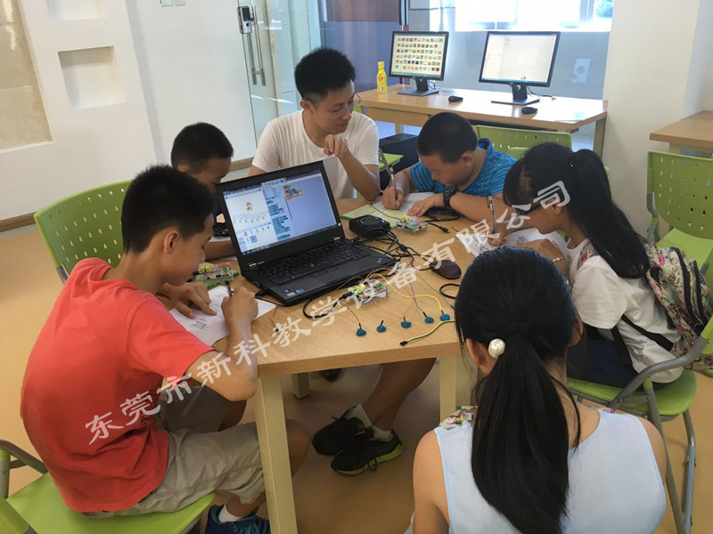 <a href='http://www.hlfbw.com' target='1' style='font-size:14px; font-weight:bold; color:#0080ff;'>创客实验室</a>