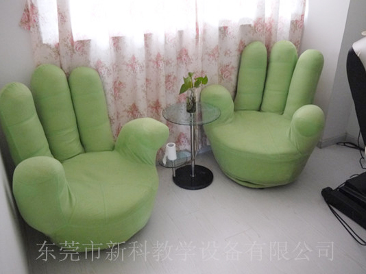 学校<a href='http://www.hlfbw.com' target='1' style='font-size:14px; font-weight:bold; color:#0080ff;'>心理咨询室</a>布置